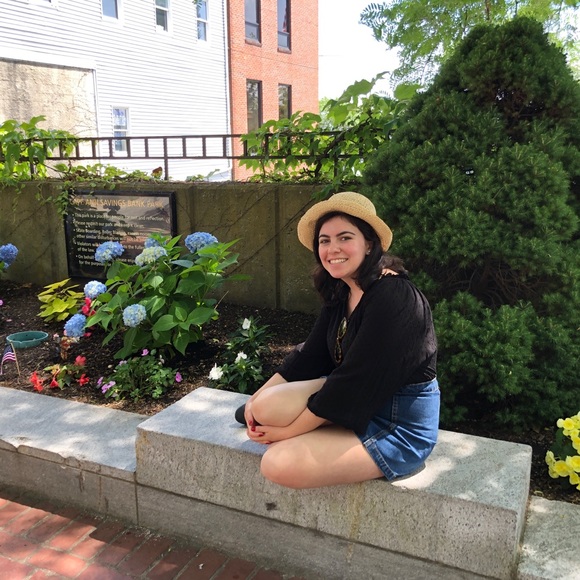 Meet Your Posher: Cecelia! - Picture 3 of 6